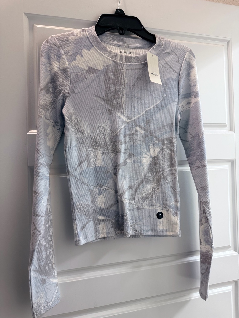Hollister Women's Pale Gray Camouflage-Print Long Sleeve Tee